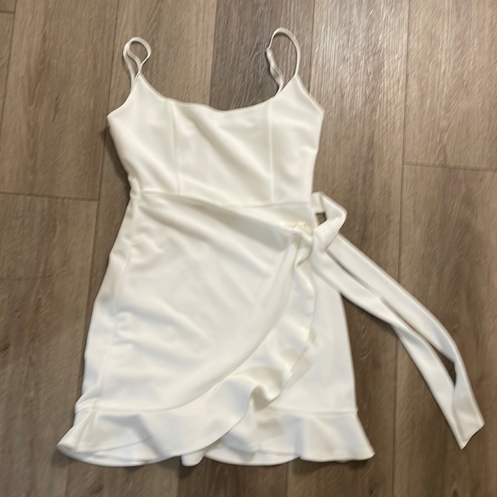 Lucy in the Sky, White dress